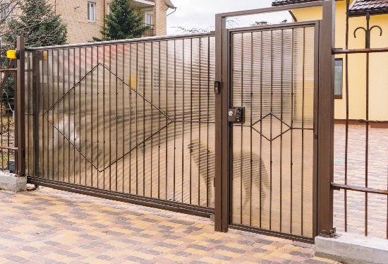 Купить ворота из профлиста с элементами ковки, с металлическими столбами в рамке или под дерево в Острогожске от 155745 руб